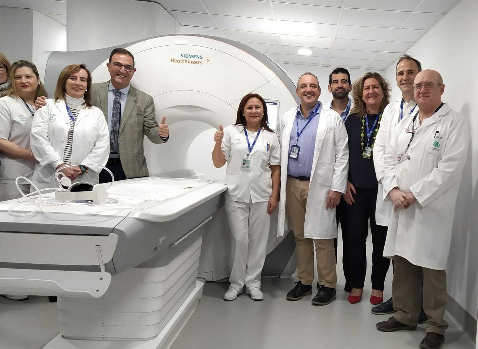 Profesionales sanitarios junto a la resonancia puesta en marcha