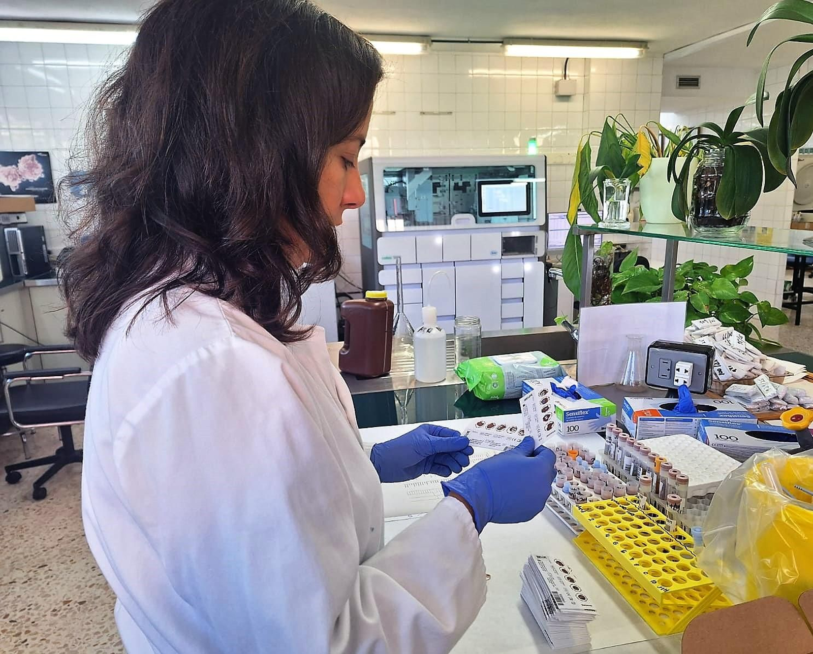 Elena Bonet Estruch, farmacéutica y especialista en Análisis Clínico, con pruebas del talón.