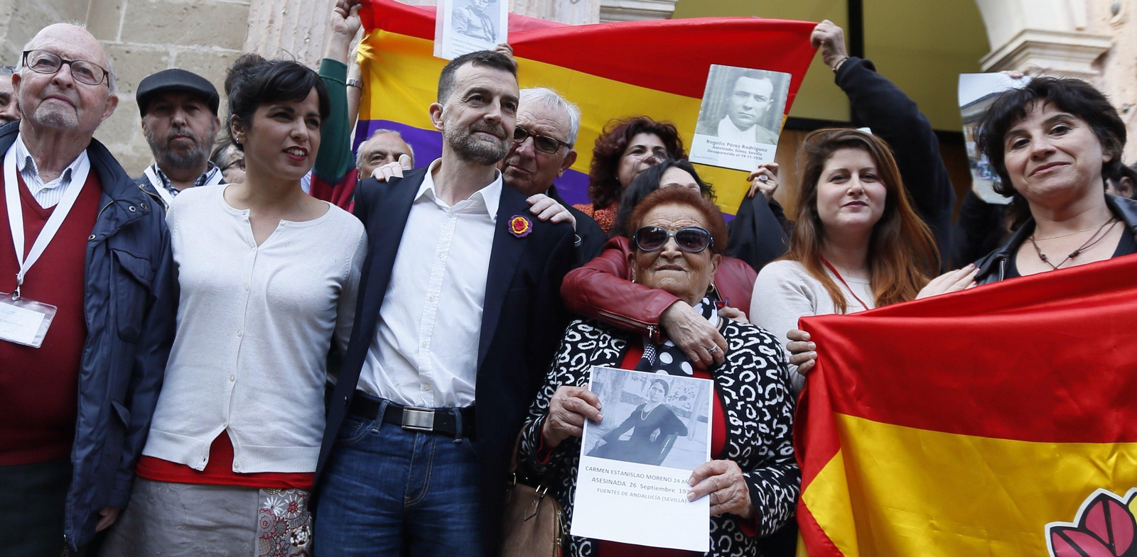 Teresa Rodríguez y Antonio Maíllo, ayer, en el Parlamento, con familiares de víctimas de la dictadura franquista. Teresa Rodríguez y Antonio Maíllo, ayer, en el Parlamento, con familiares de víctimas de la dictadura franquista.