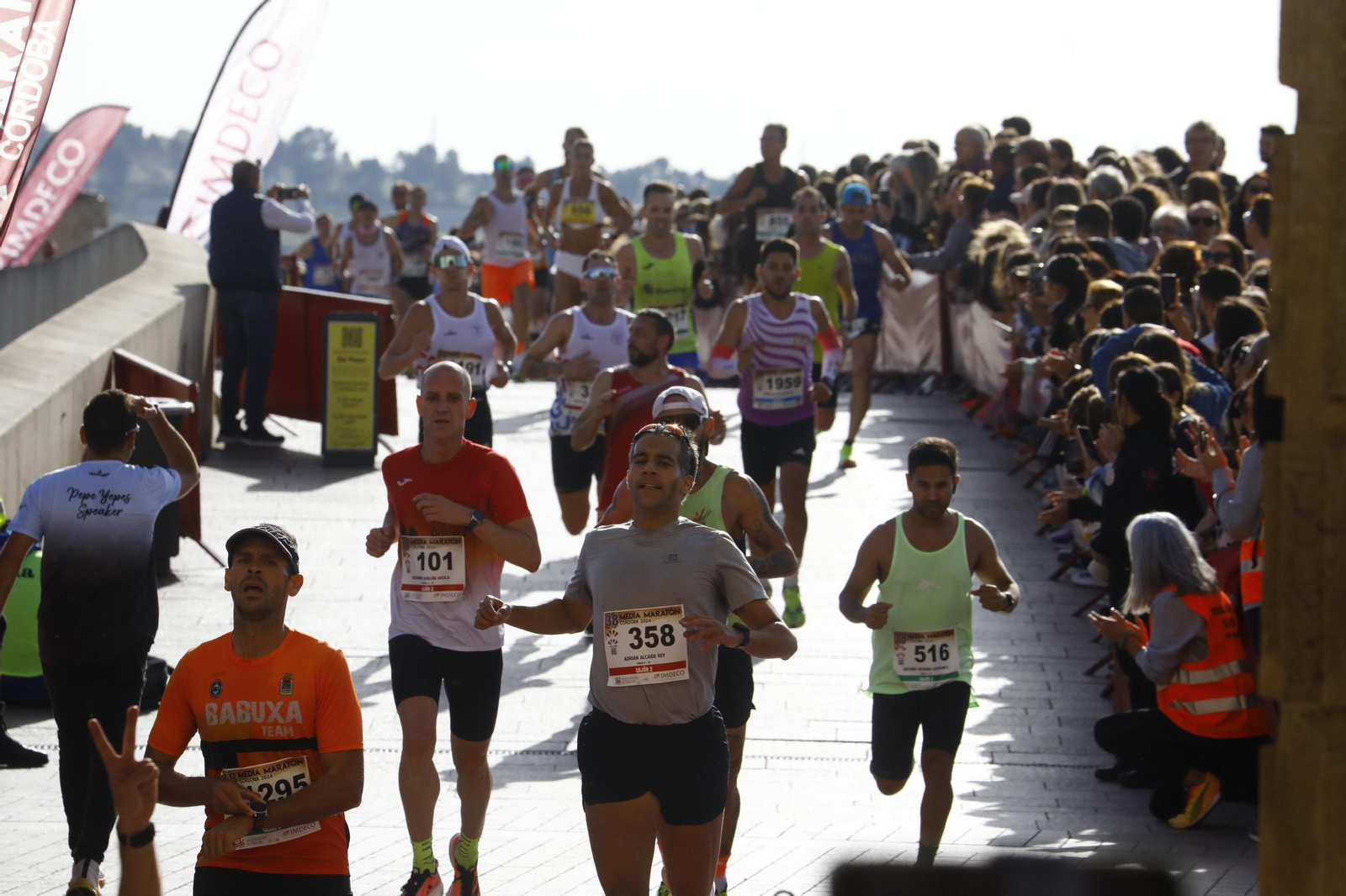 La gloria de cruzar la Puerta del Puente: las fotos de la línea de meta de la Media Maratón de Córdoba 2024