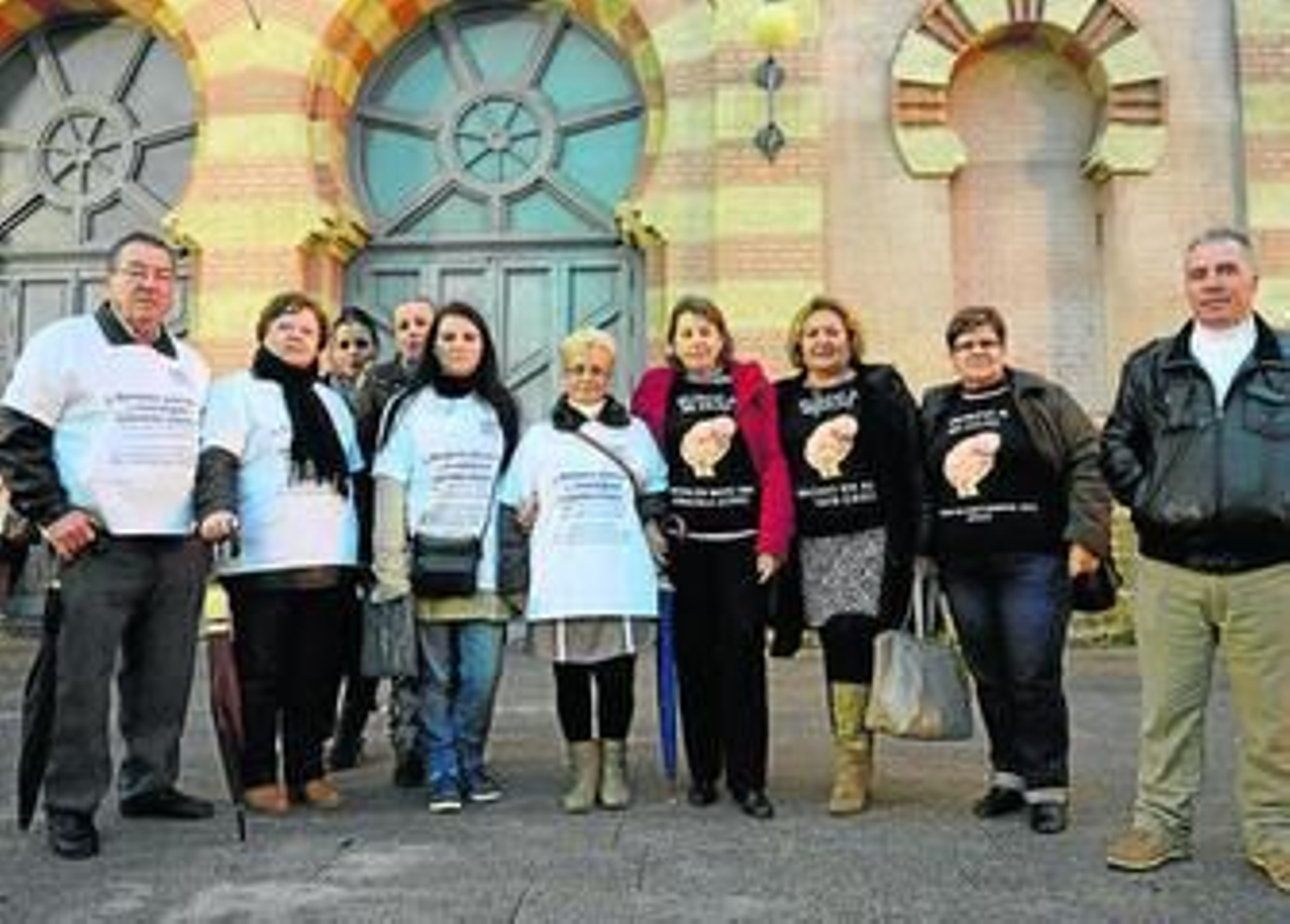 Miembros de la asociación SOS Bebés Robados, ayer ante la puerta del Gran Teatro Falla.