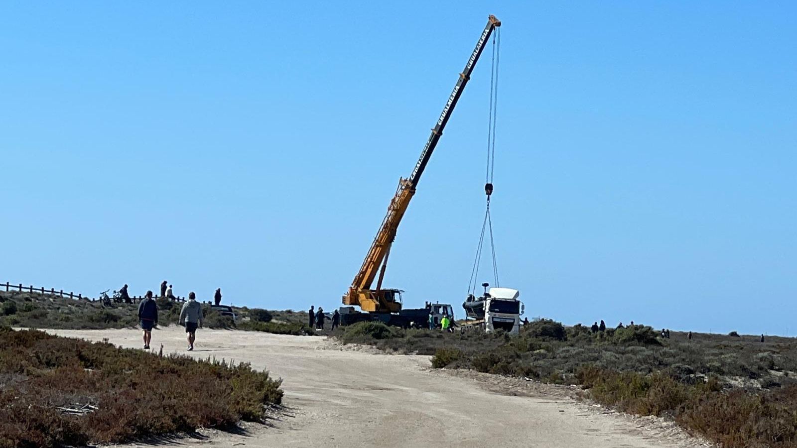 La embarcación incautada cerca de la Torre de Cerrillos de Punta Entinas-Sabinar La embarcación incautada cerca de la Torre de Cerrillos de Punta Entinas-Sabinar