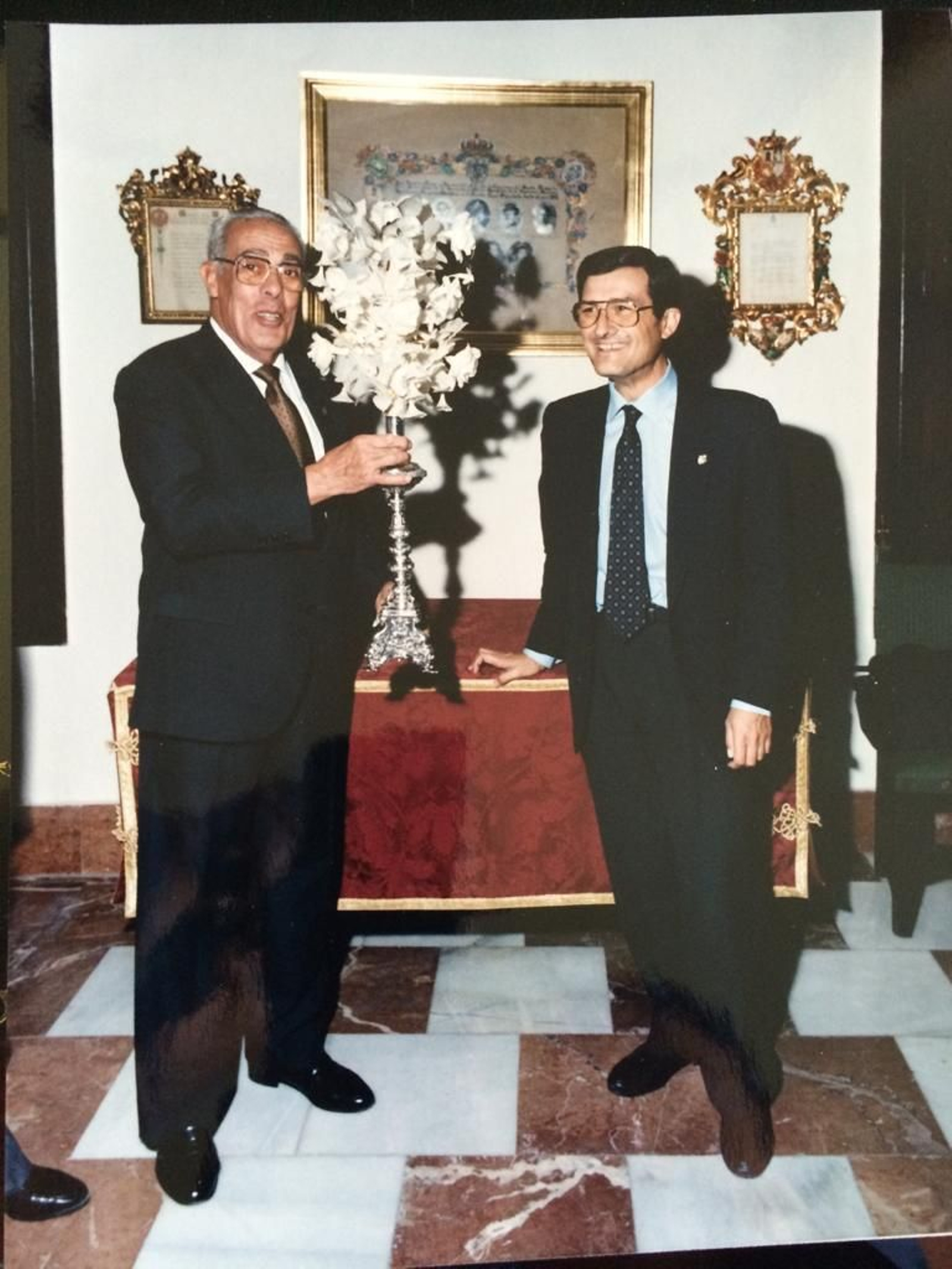 Pasada la Semana Santa Alfredo Álvarez Mensaque obsequia a Joaquín Sainz de la Maza con una vela rizada.