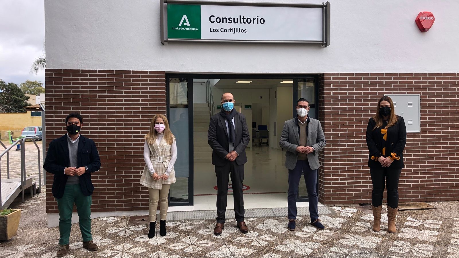 Las autoridades municipales y de la Junta, en el nuevo consultorio.