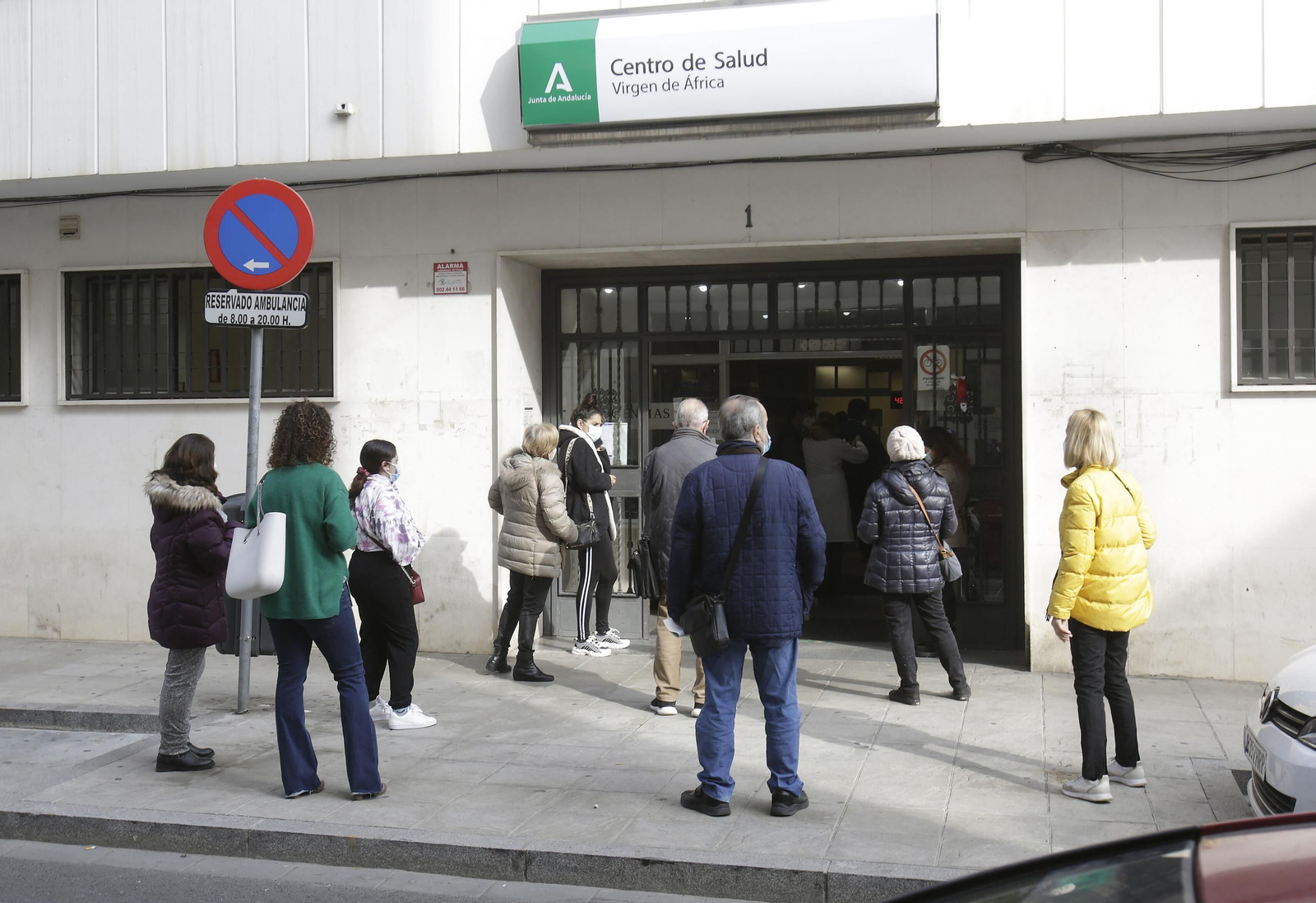 Varias personas en la puerta de un centro de salud de Sevilla, en una imagen de archivo.