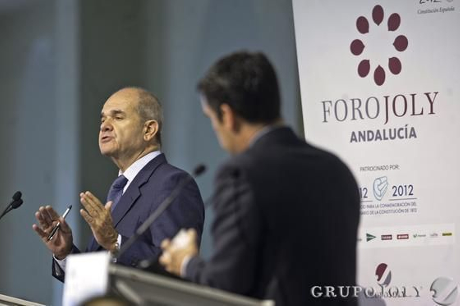 Manuel Chaves responde a las preguntas formuladas por Rafael Navas. 

Foto: Julio Gonzalez-Joaquin Pino-Jose Braza