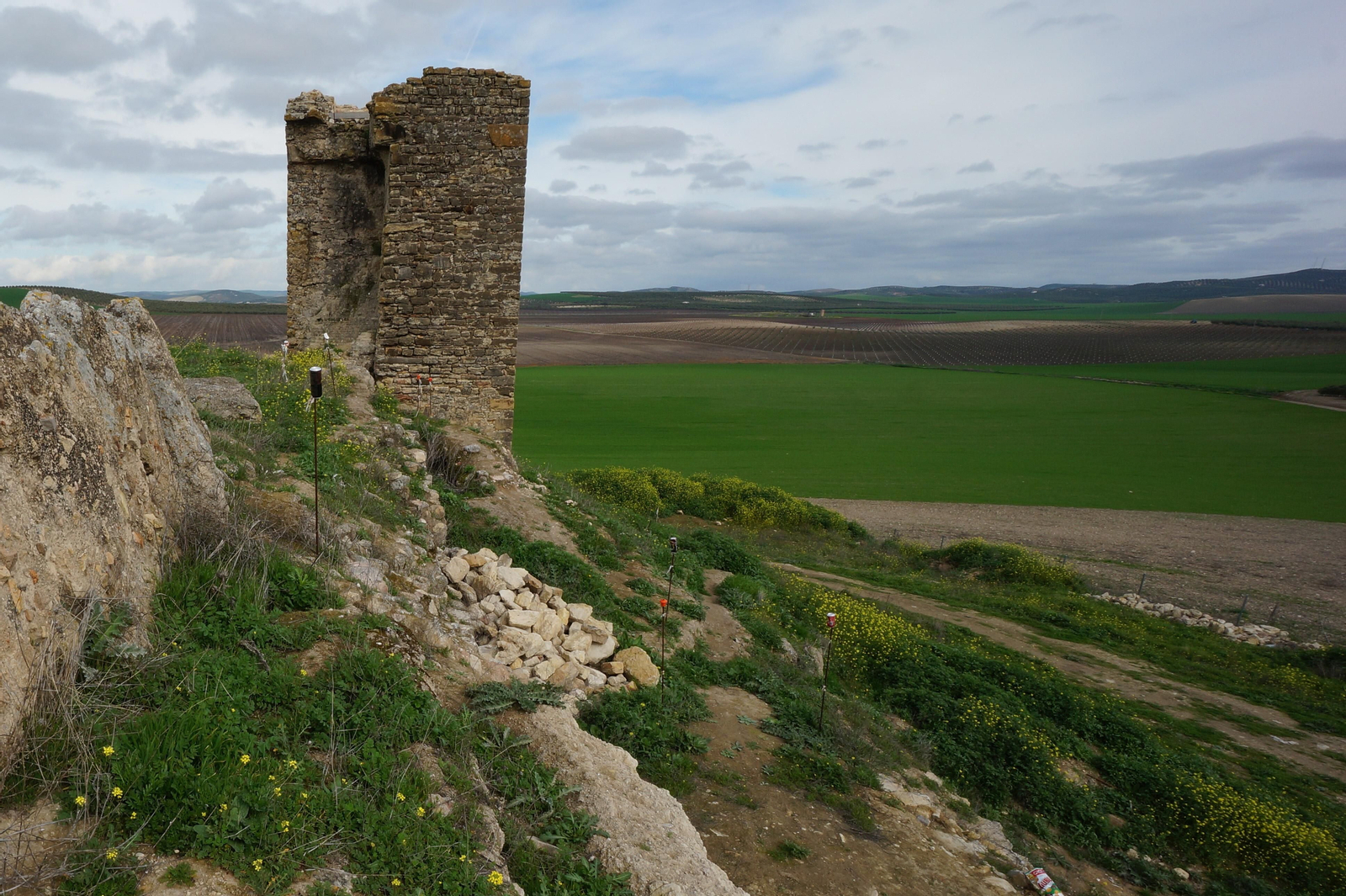 El castillo de Dos Hermanas de Montemayor, en fotografías