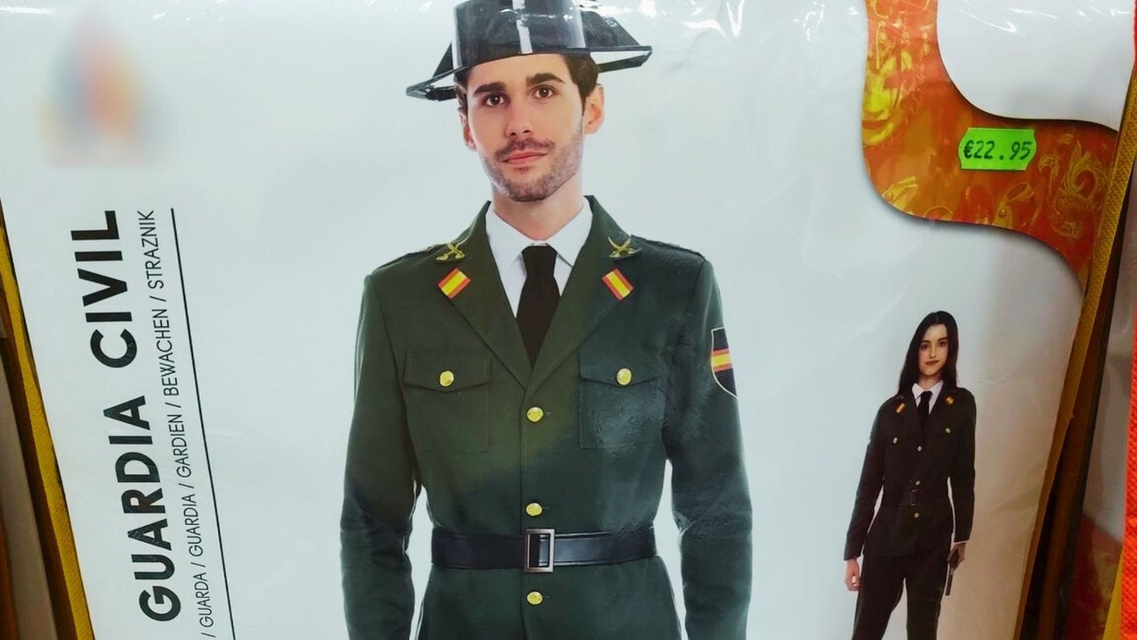 Un disfraz de Guardia Civil, a la venta en un bazar por 22,95 euros.