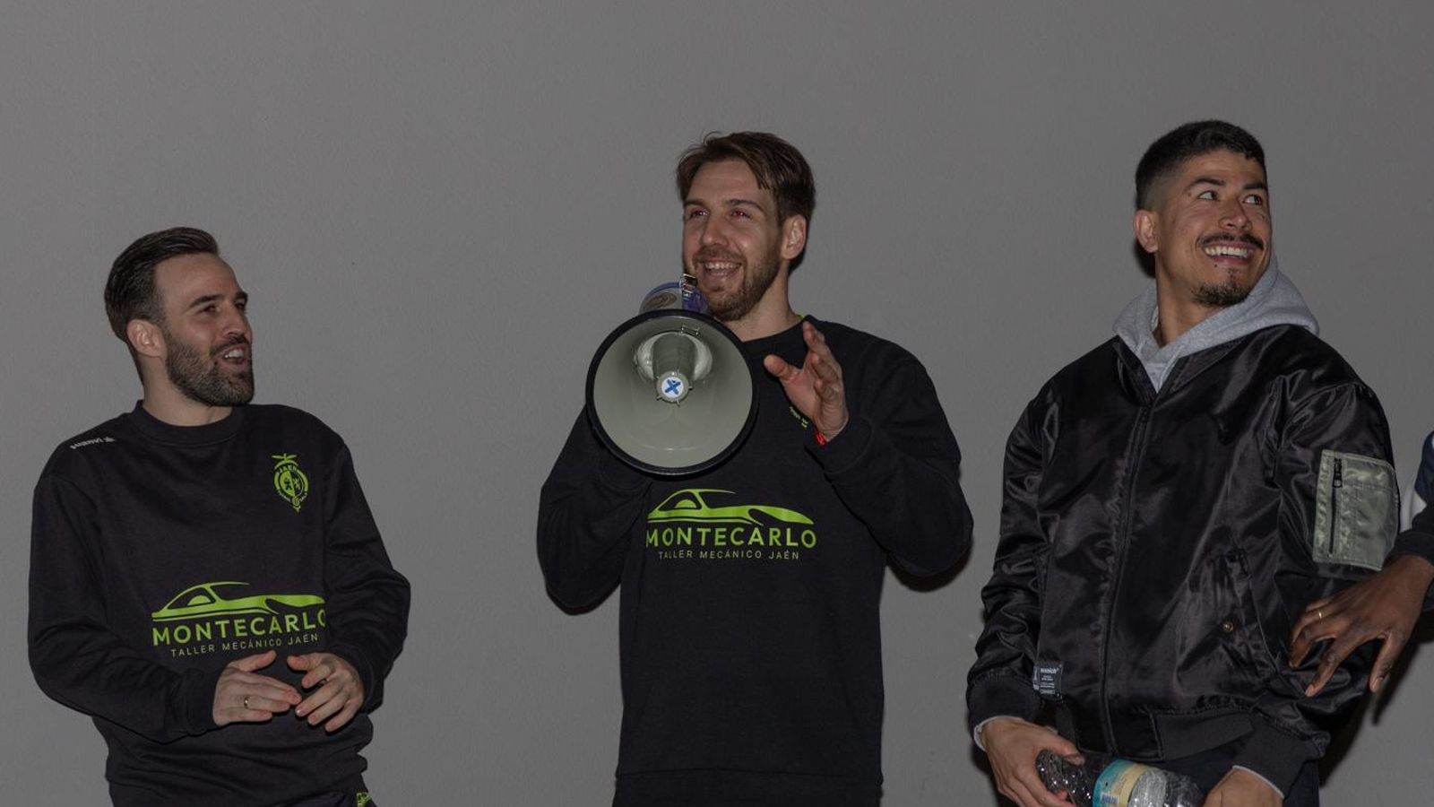 En imágenes: la Marea Amarilla alienta al Jaén Paraíso Interior FS antes de poner rumbo a la Copa de España