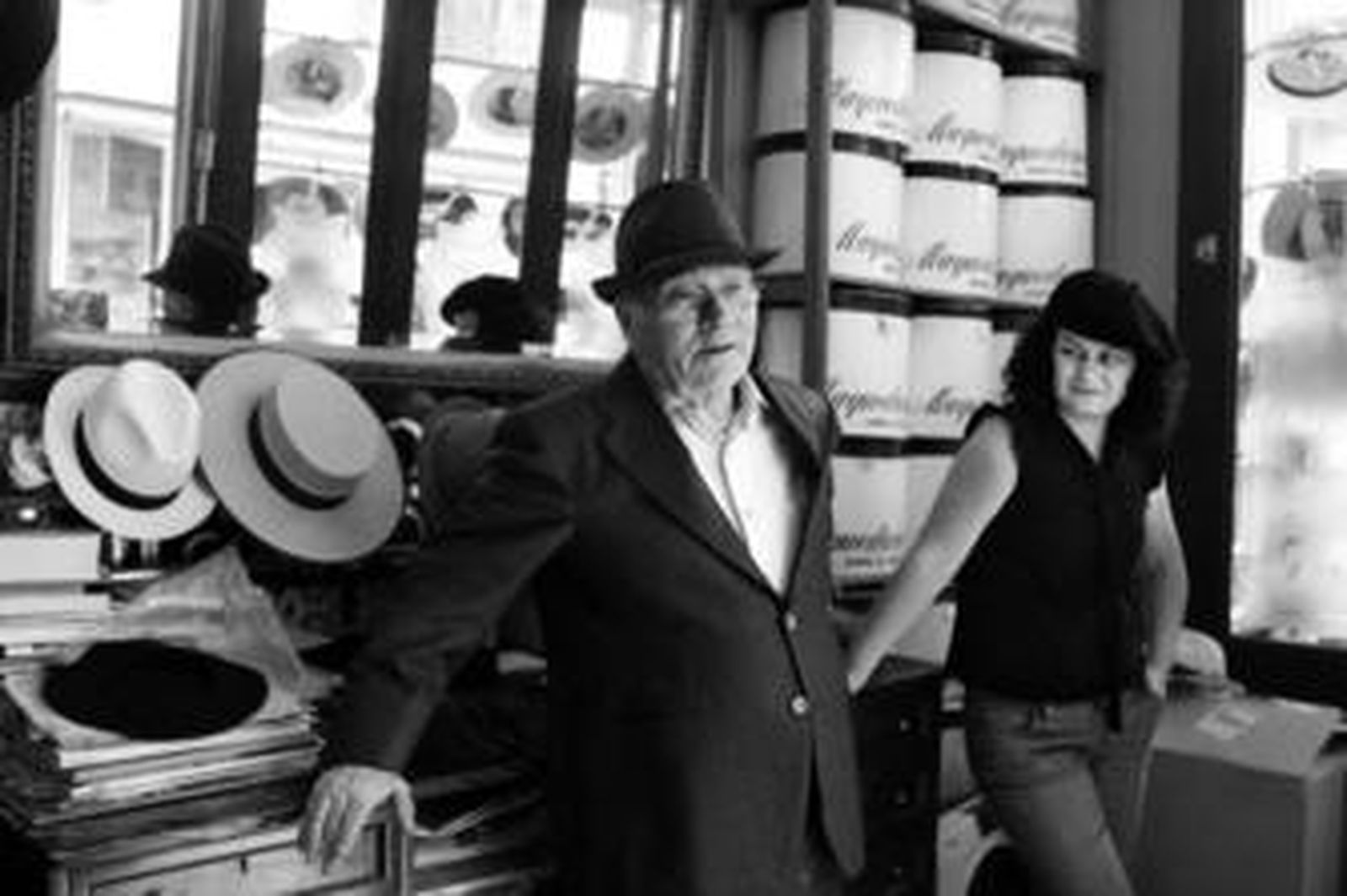 Miguel Peña, el empleado más antiguo, y Cristina, bisnieta de don Santos, el hombre que se pasó de los jamones a los sombreros.