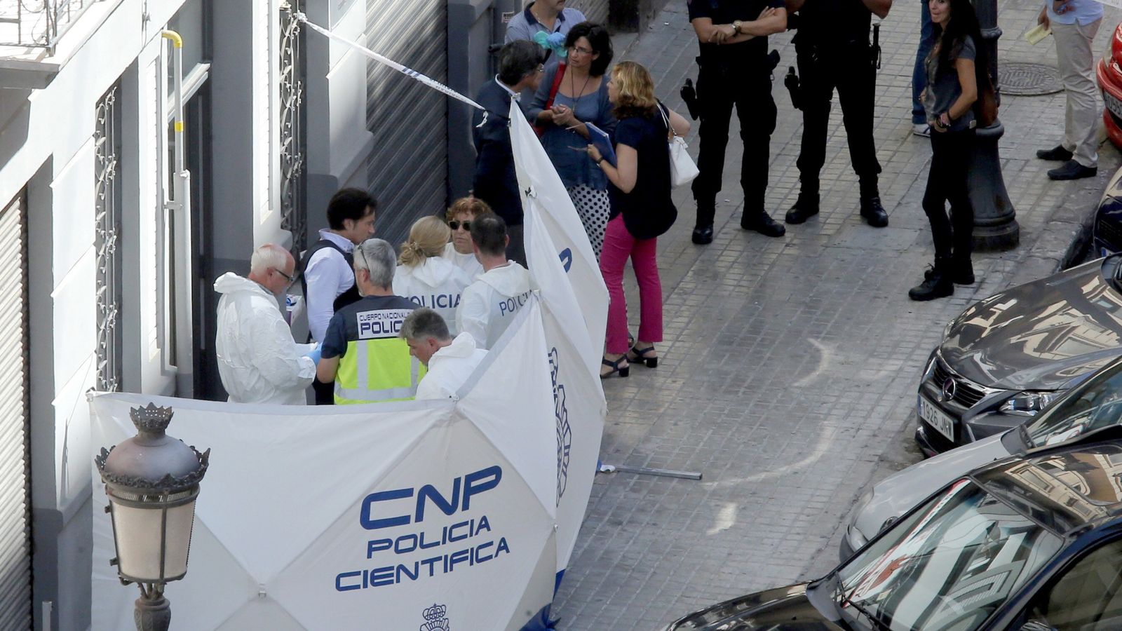 Agentes intervienen en el lugar donde fue acuchillado el policía.