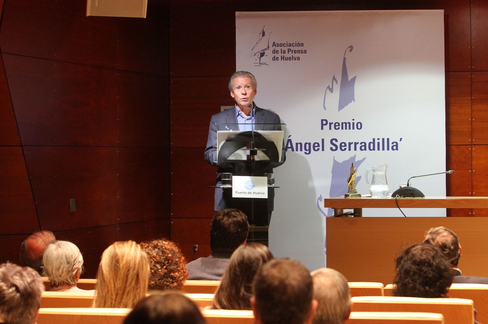 Manuel Ángel Vázquez Medel recibe el XIII Premio Ángel Serradilla, en imágenes