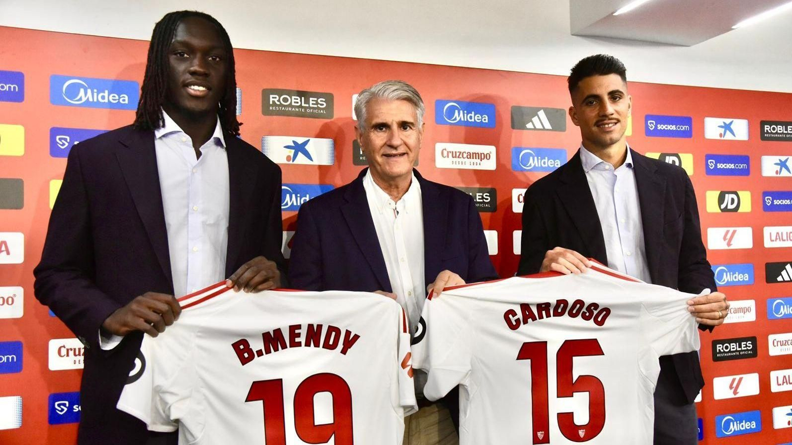 Batista Mendy y Cardoso posan junto a Antonio Cordón en la presentación del Sevilla.