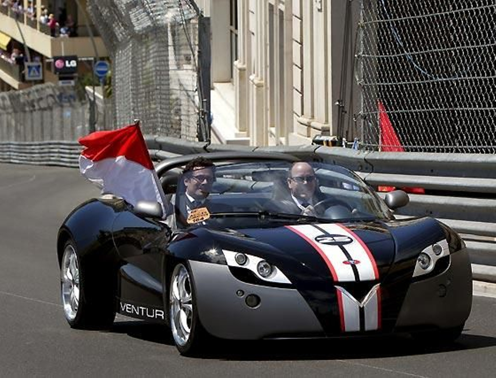 El príncipe Alberto de Mónaco recorre el circuito antes de la carrera.

Foto: EFE