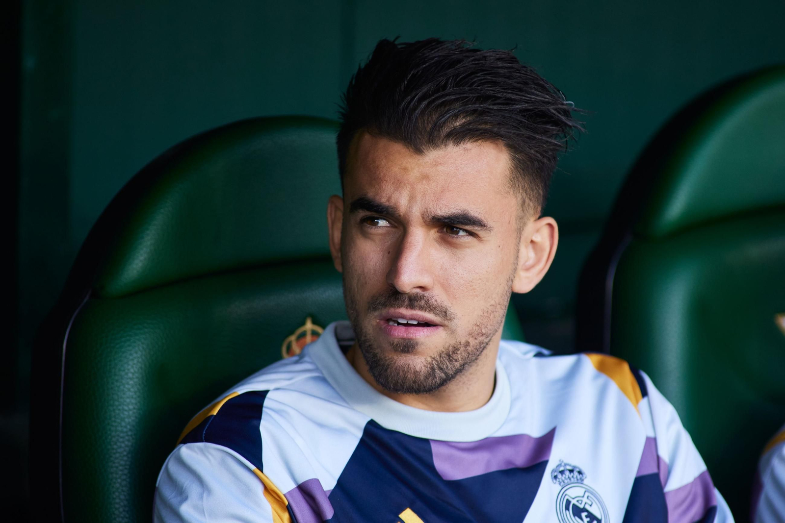 Dani Ceballos, en el banquillo visitante del Benito Villamarín, antes del inicio del encuentro de la pasada temporada entre el Betis y el Real Madrid.
