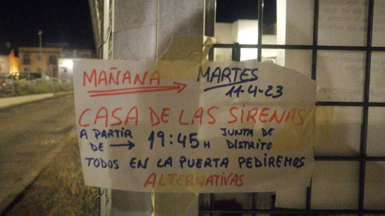Carteles pegados por los usuarios del aparcamiento convocando una protesta.