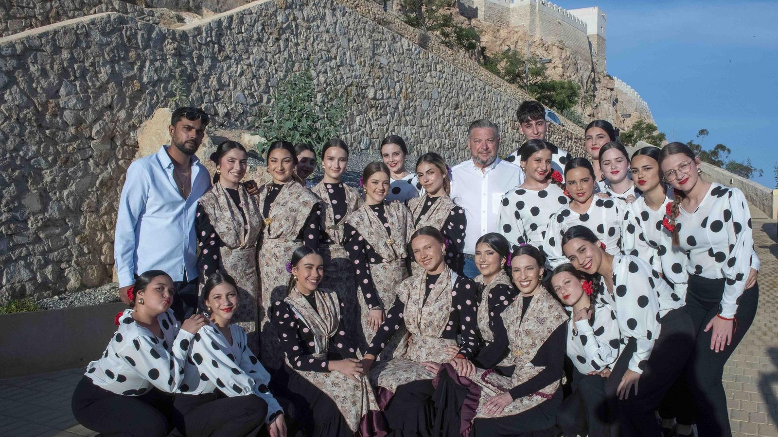Alumnas de la Escuela de Inés de Inés junto al concejal Diego Cruz.