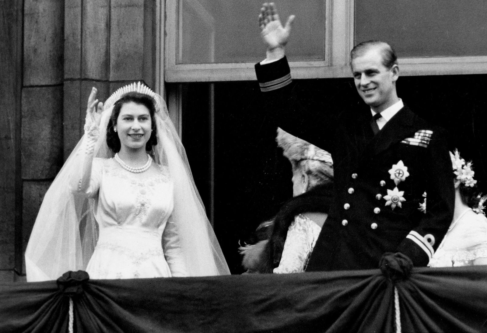 Isabel II y Felipe saludan desde el balcón el día de su boda.