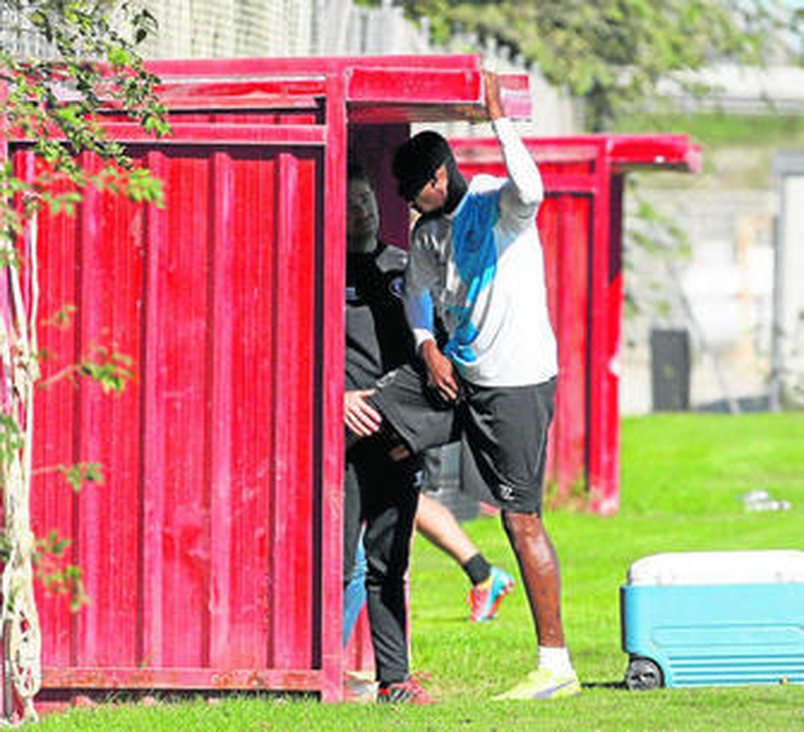 Mbia, examinado por uno de los readaptadores del primer equipo tras sentir molestias.