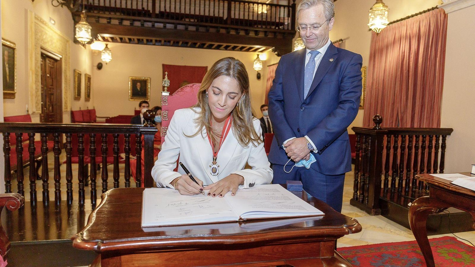 Carmen Toledo, con su padre, Carlos Toledo, padrino en su toma de posesión.
