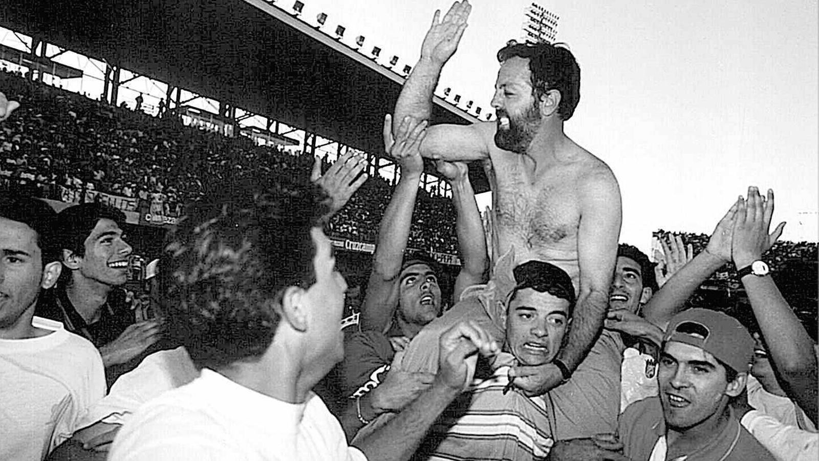 Carlos Orúe fue sacado a hombros tras lograr el ascenso ante el Gramanet.