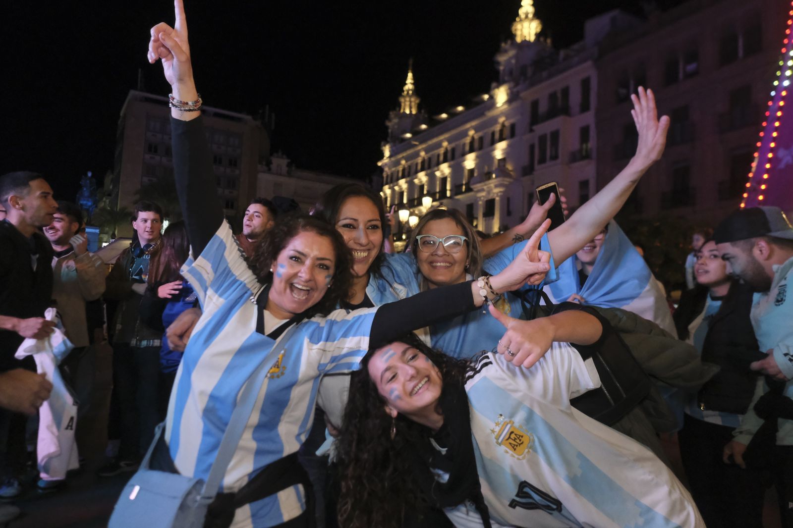 La celebración en Córdoba de la victoria de Argentina en el Mundial de Qatar, en imágenes