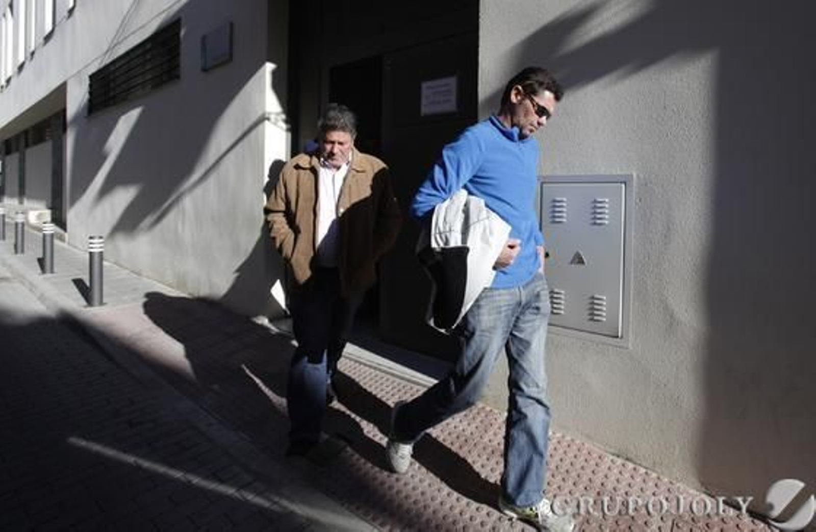 Francisco Antonio H.L., marido de la detenida, sale de los juzgados de Sanlúcar la Mayor donde prestó declaración.

Foto: Antonio Pizarro