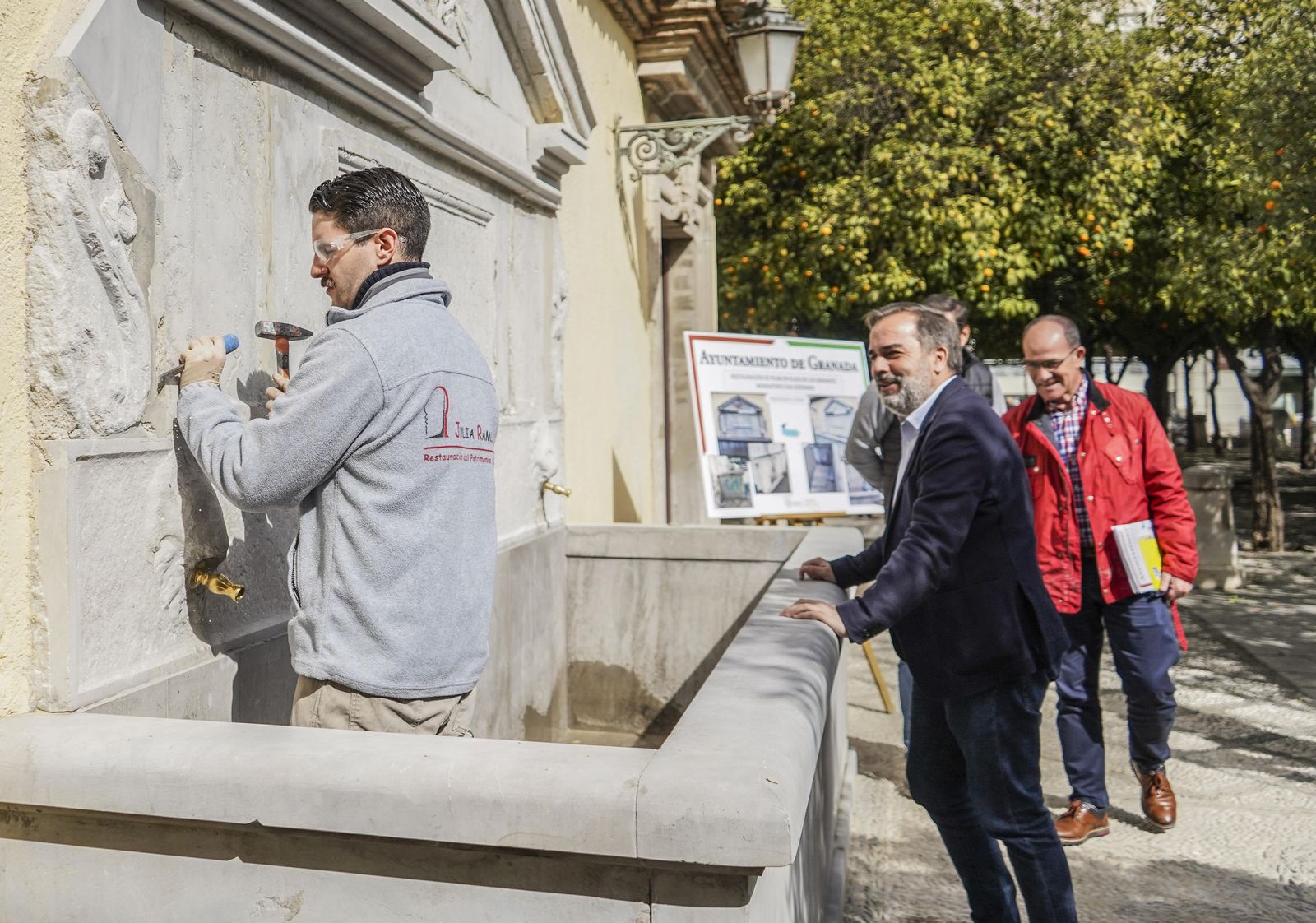 Calvo visita las obras en el centro de Granada.