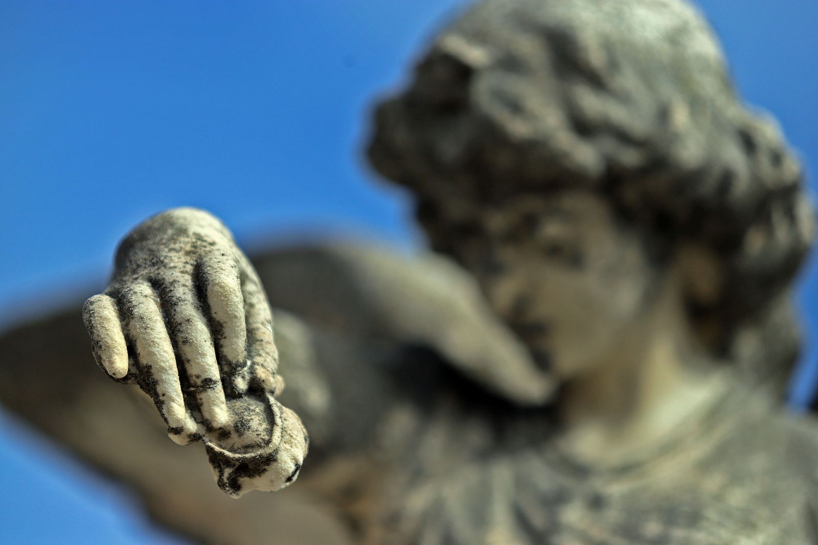 Imágenes de los preparativos en el cementerio de Huelva con motivo de la festividad de Todos los Santos