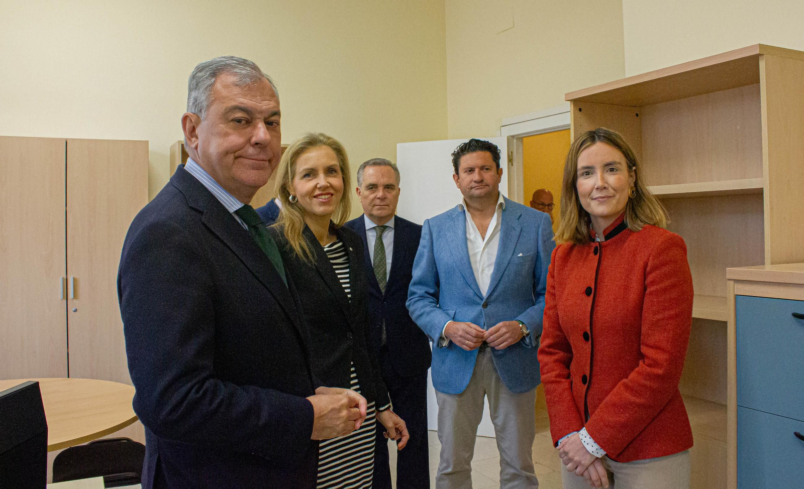 José Luis Sanz y Cristina Peláez junto a otros representantes municipales en la inauguración de la Oficina de Apoyo a la Maternidad.