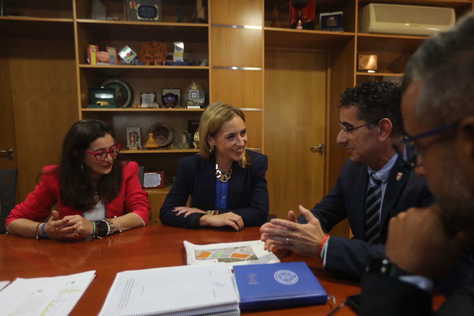 Reunión de Almudena Martínez con Miguel Molina y el equipo de gobierno local.