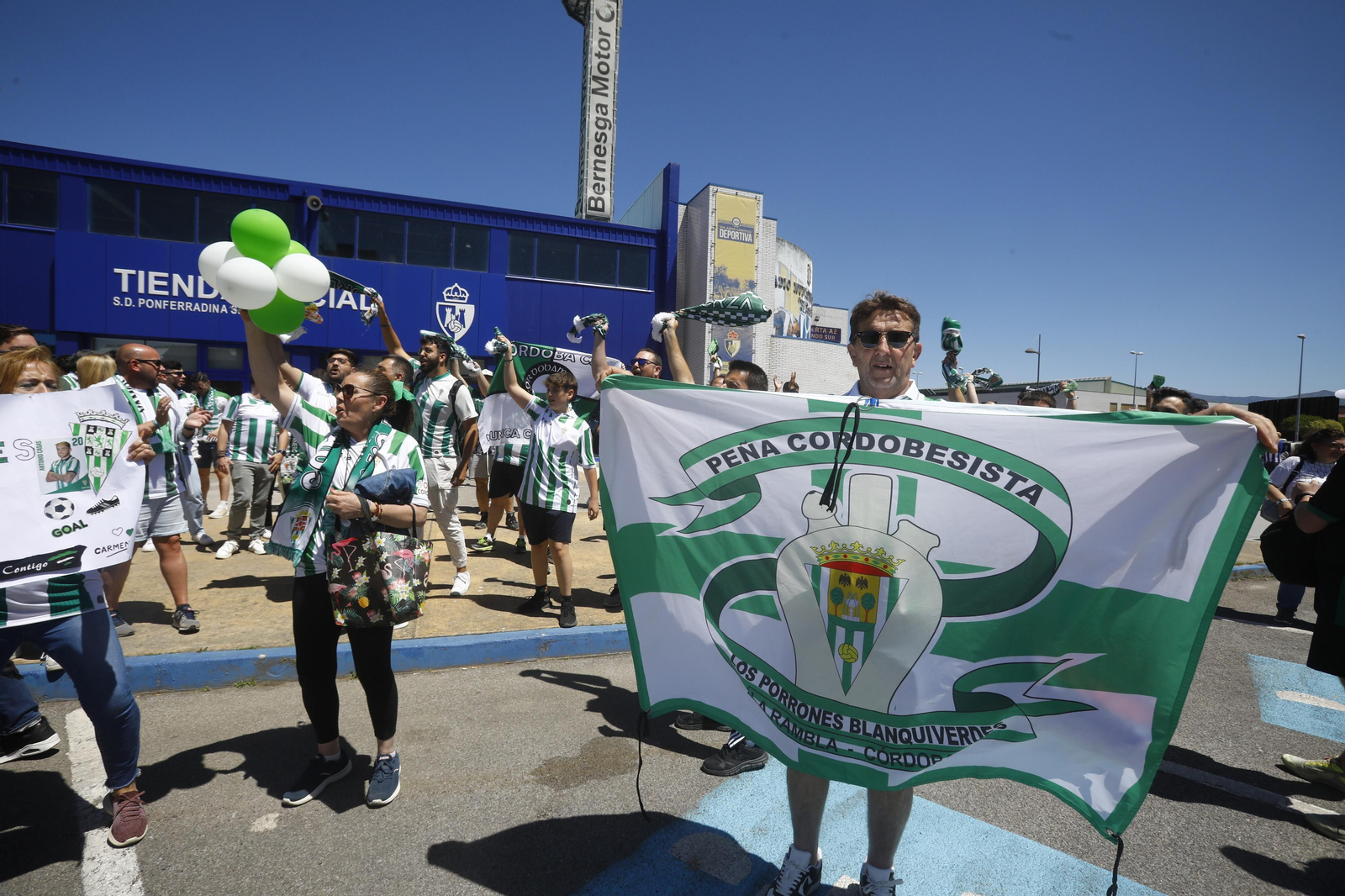El Córdoba CF recibe el calor de su afición a su llegada a El Toralín antes del partido ante la Ponferradina El Córdoba CF recibe el calor de su afición a su llegada a El Toralín antes del partido ante la Ponferradina