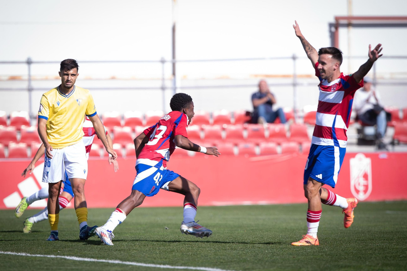 Las mejores imágenes del Recreativo Granada - Cádiz CF Mirandilla