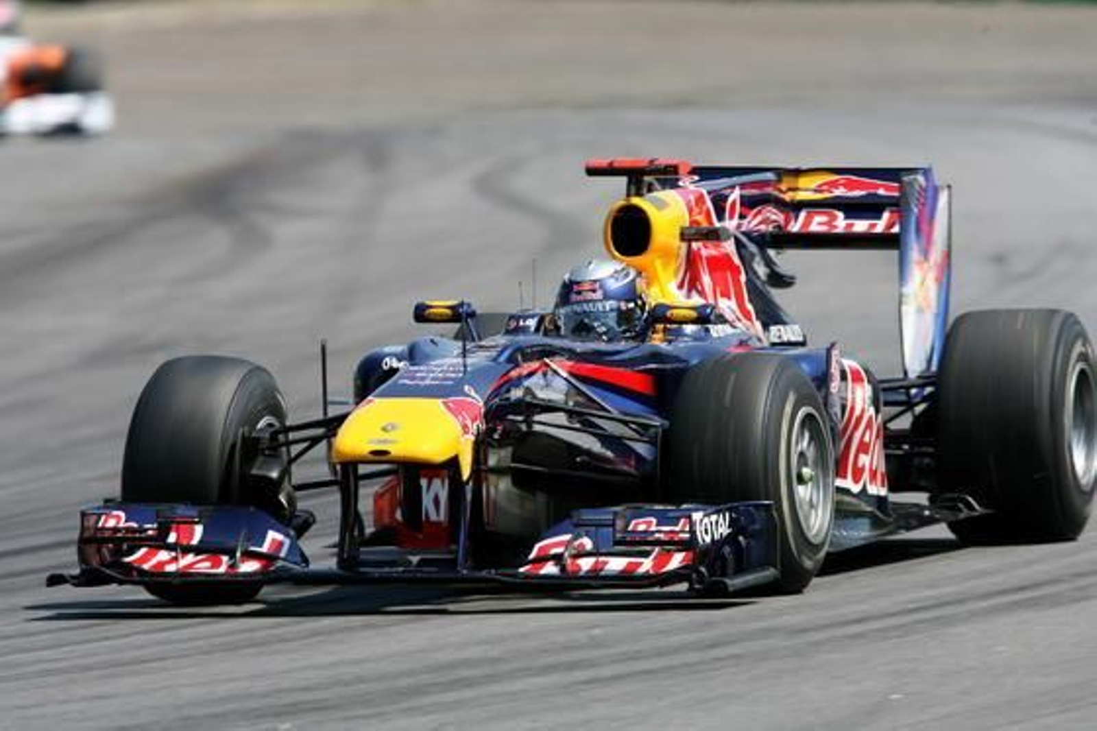 Vettel gana en Interlagos por delante de Webber y Alonso. / EFE