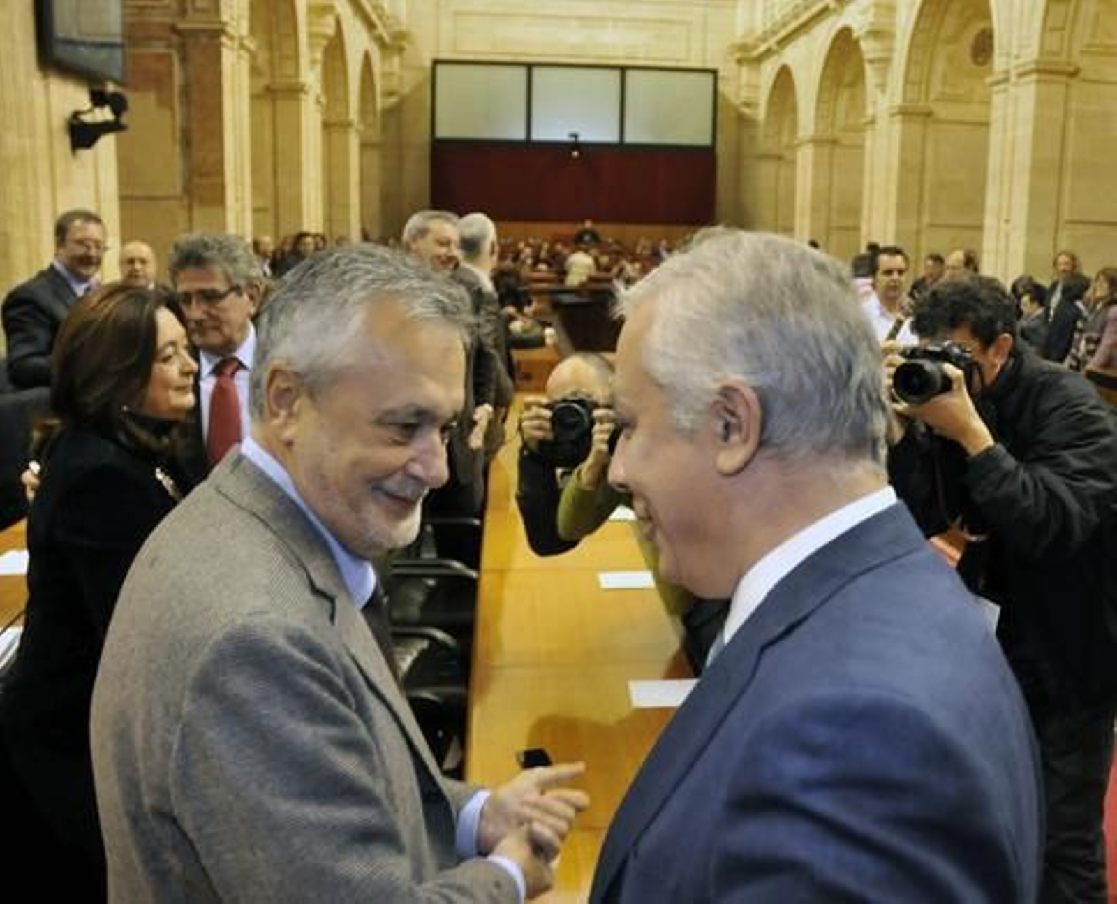 Diciembre de 2010: Griñán saluda al, por entonces, líder del PP-A, Javier Arenas. /  J.C. Vázquez