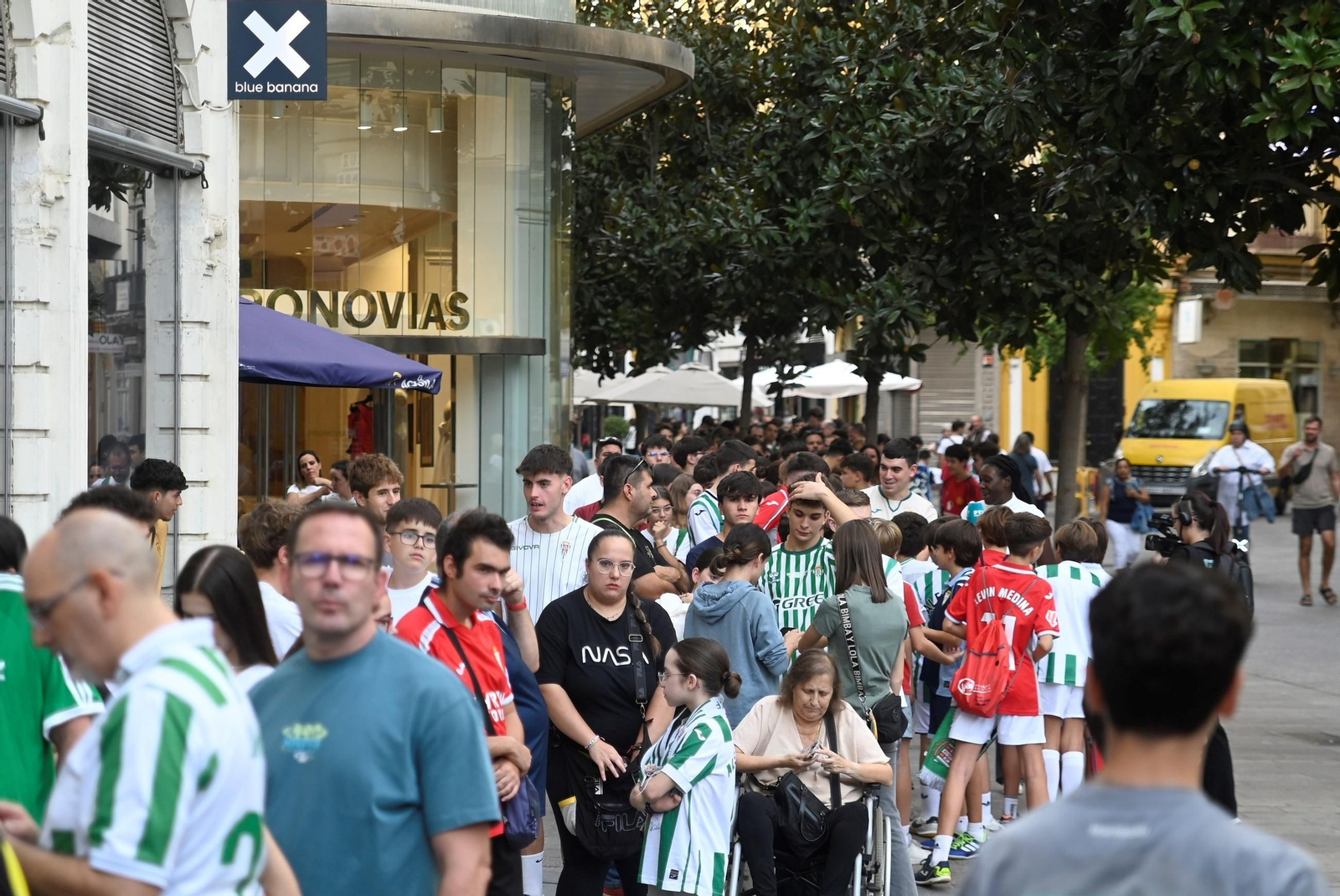 La pasión por el Córdoba CF se traslada a Las Tendillas en la firma de autógrafos de Isma Ruiz y Kevin Medina