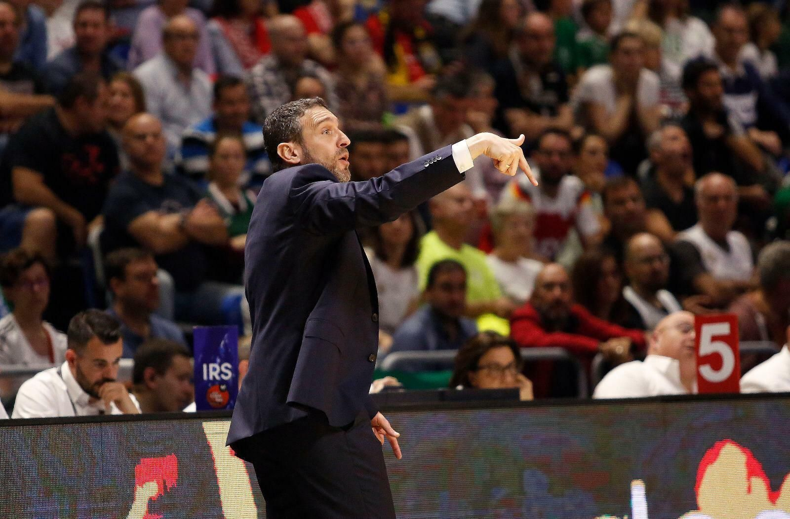 Ibon Navarro indica una jugada en la banda.