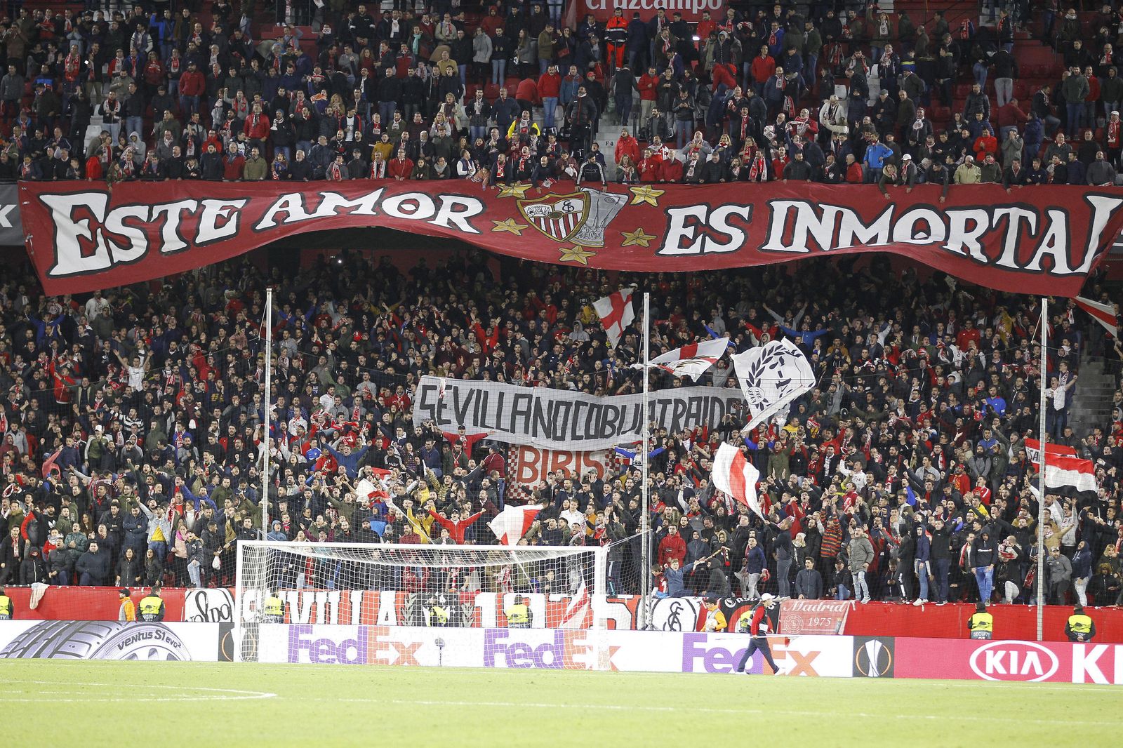 "Esta amor es inmortal" y "Sevilla no cobija traidores", lemas exhibidos en Gol Norte.