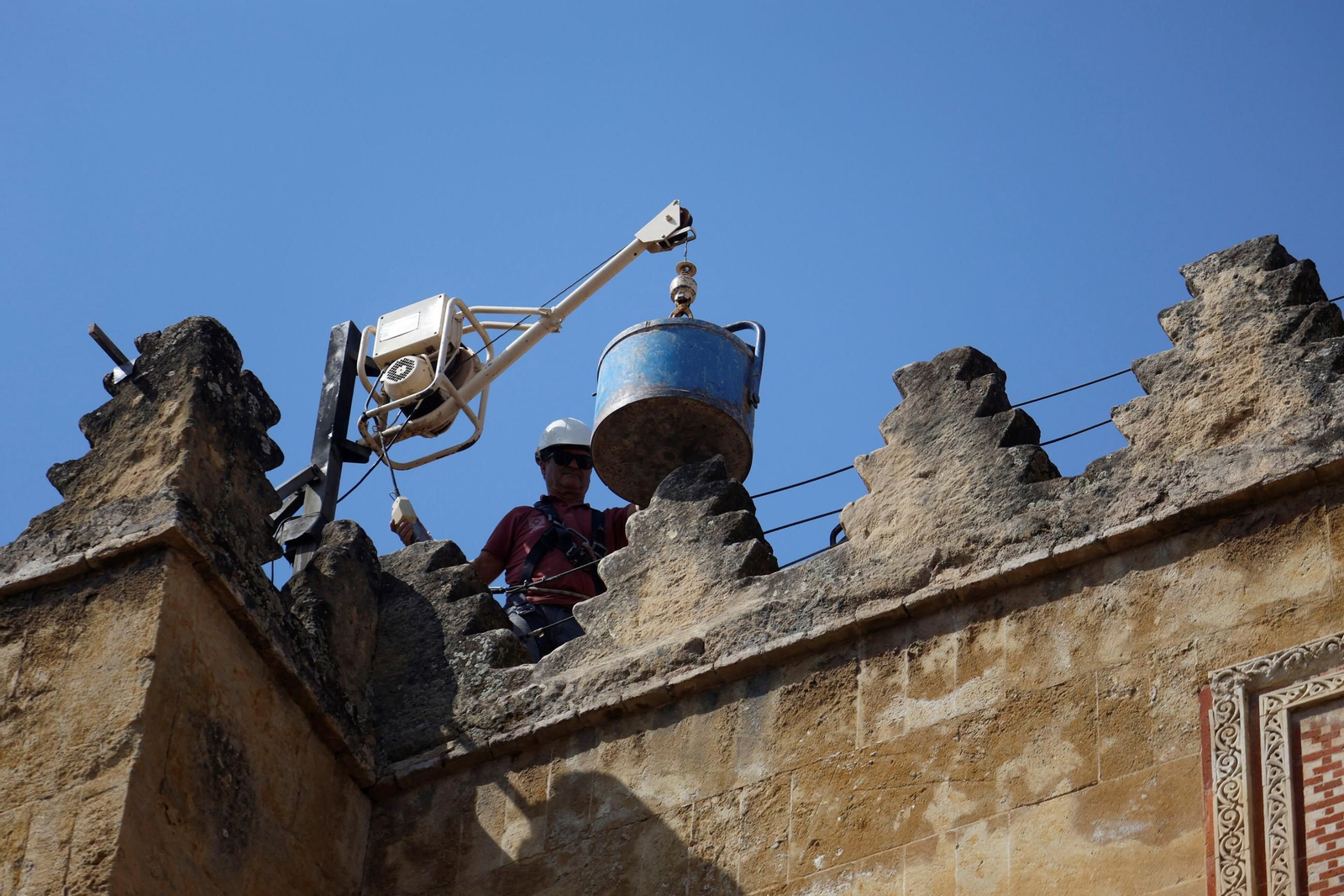 Los trabajos en la Mezquita-Catedral para supervisisar y evaluar los daños, en fotos
