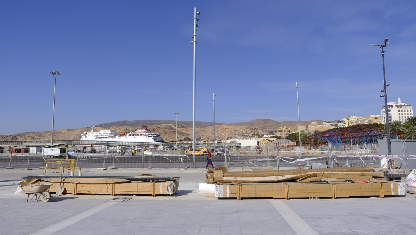 La prueba del izado de la bandera española y las obras del Puerto de Almería, en imágenes