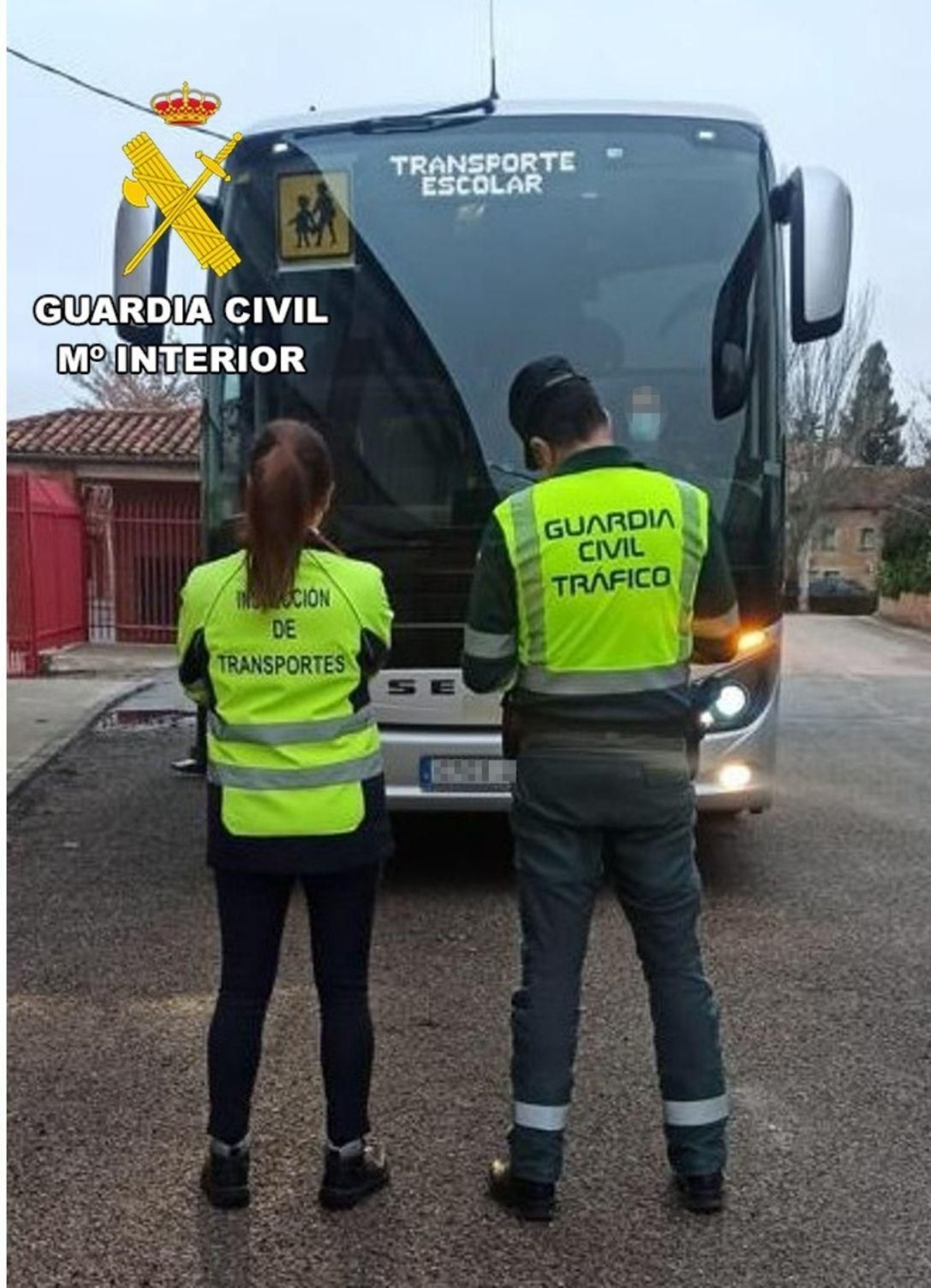 Dos agentes de la Guardia Civil ante un autobús escolar en una imagen de archivo. Dos agentes de la Guardia Civil ante un autobús escolar en una imagen de archivo.