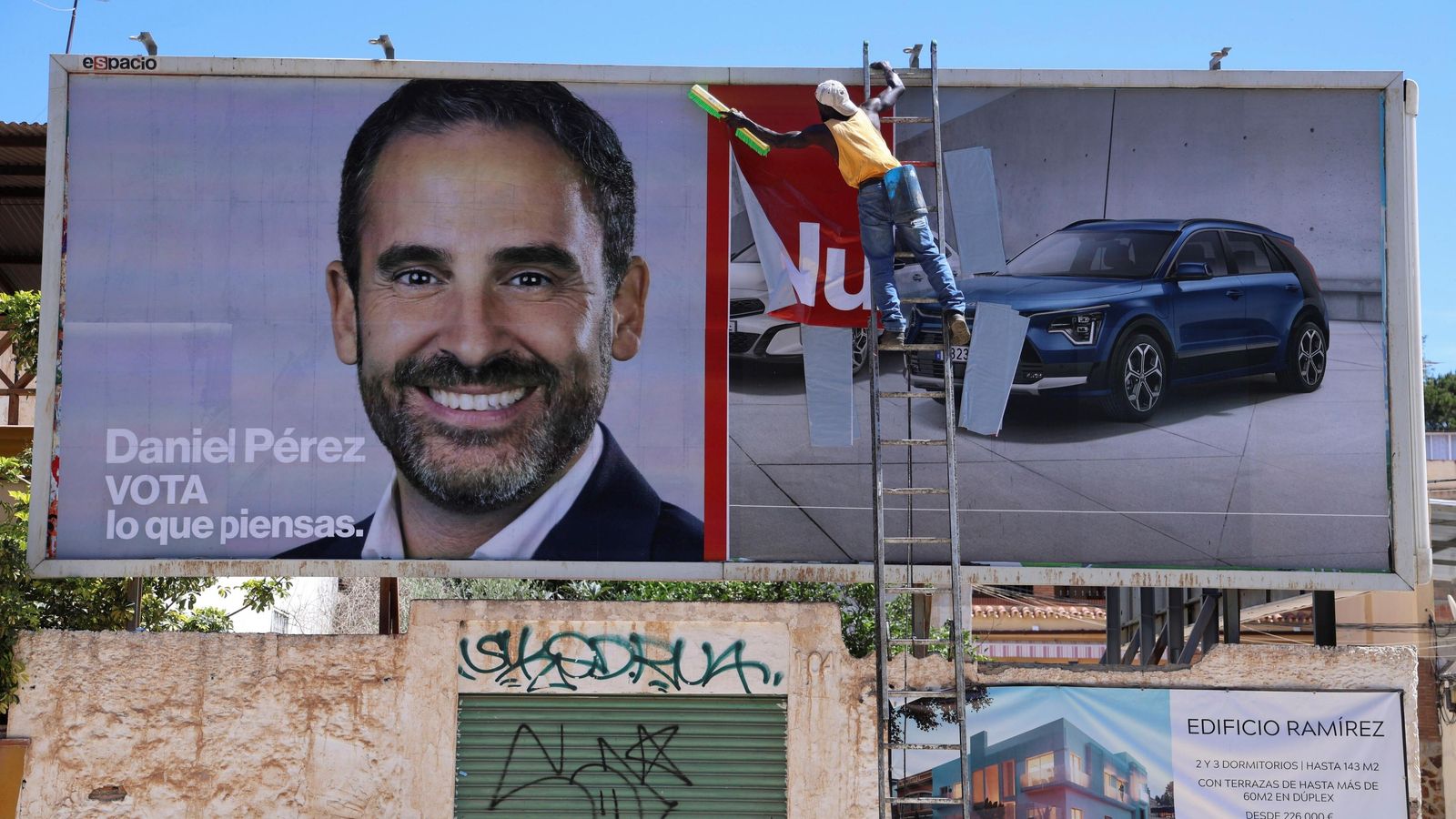 Colocan una valla publicitaria del candidato a metros del lugar de la entrevista. Colocan una valla publicitaria del candidato a metros del lugar de la entrevista.