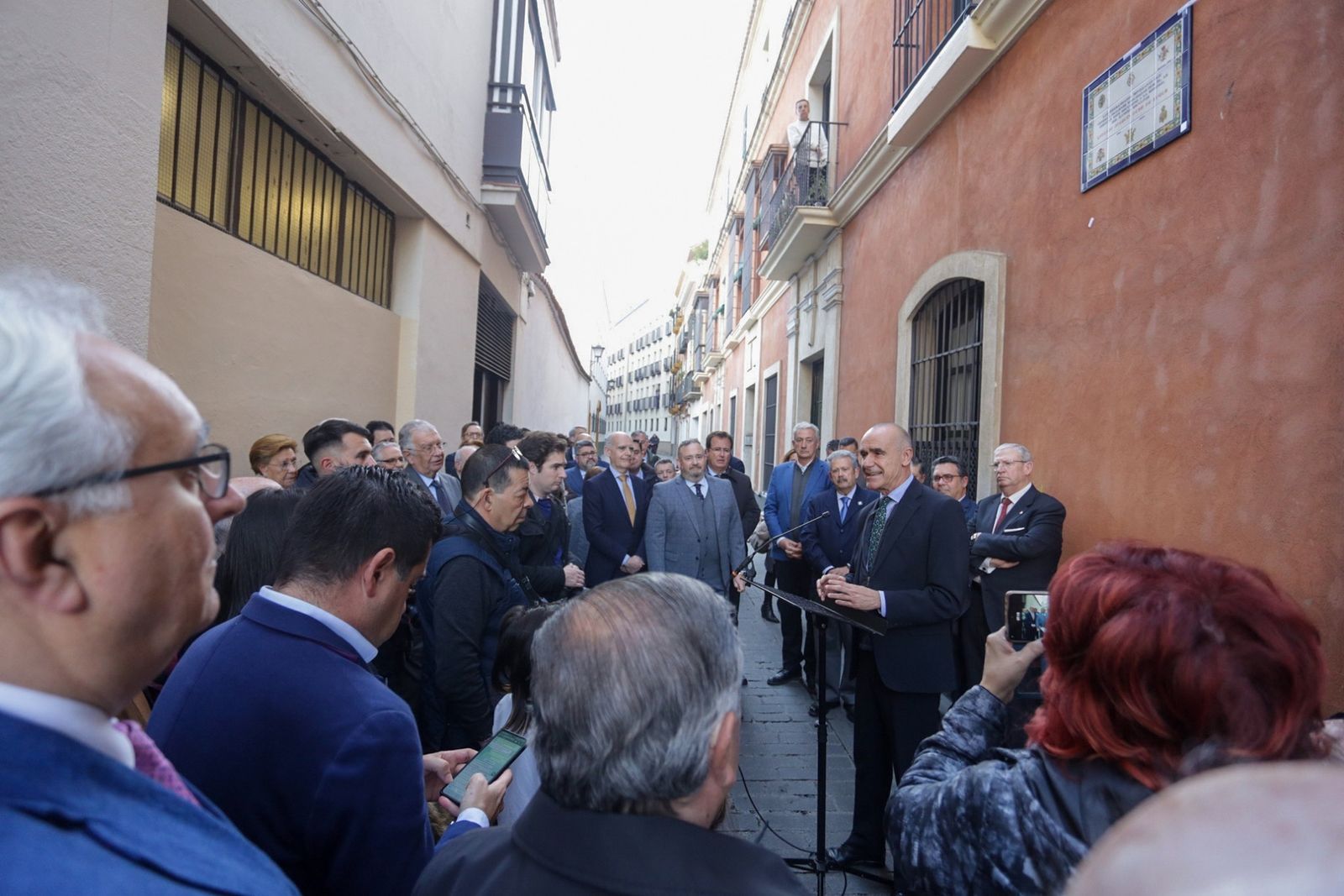 Antonio Muñoz intervienen en el acto en el que se ha descubierto la placa de homenaje a Dubé de Luque.