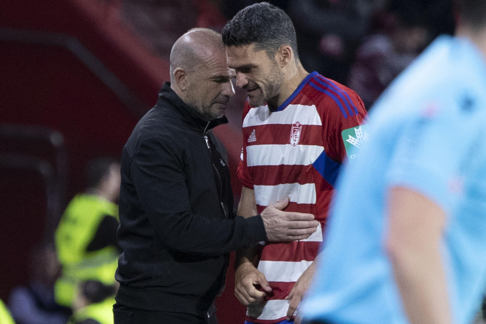 Paco López saluda a Jorge Molina tras ser cambiado por su lesión.