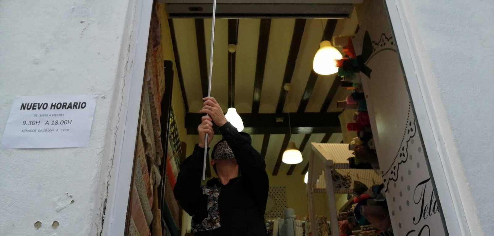 Geli Expósito echa la baraja de su comercio, a las seis de la tarde