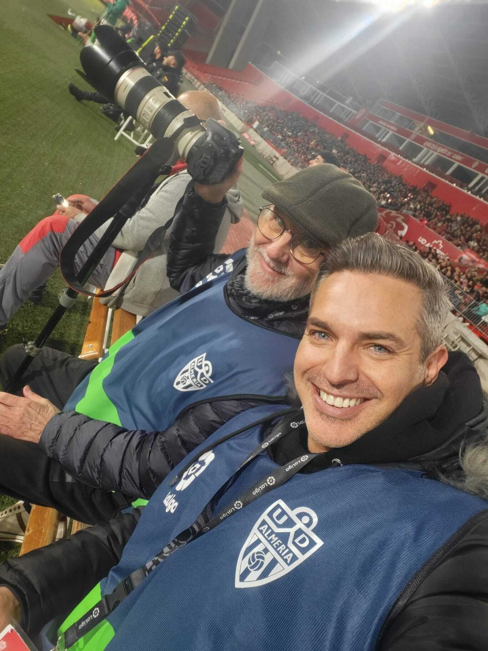 Junto a su padre, en un partido de la UD Almería.