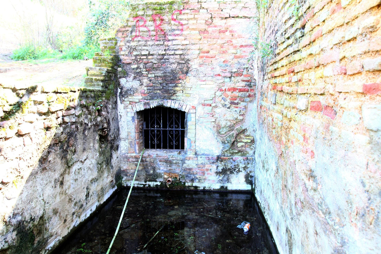 Agua estancada en la Fuente Vieja.