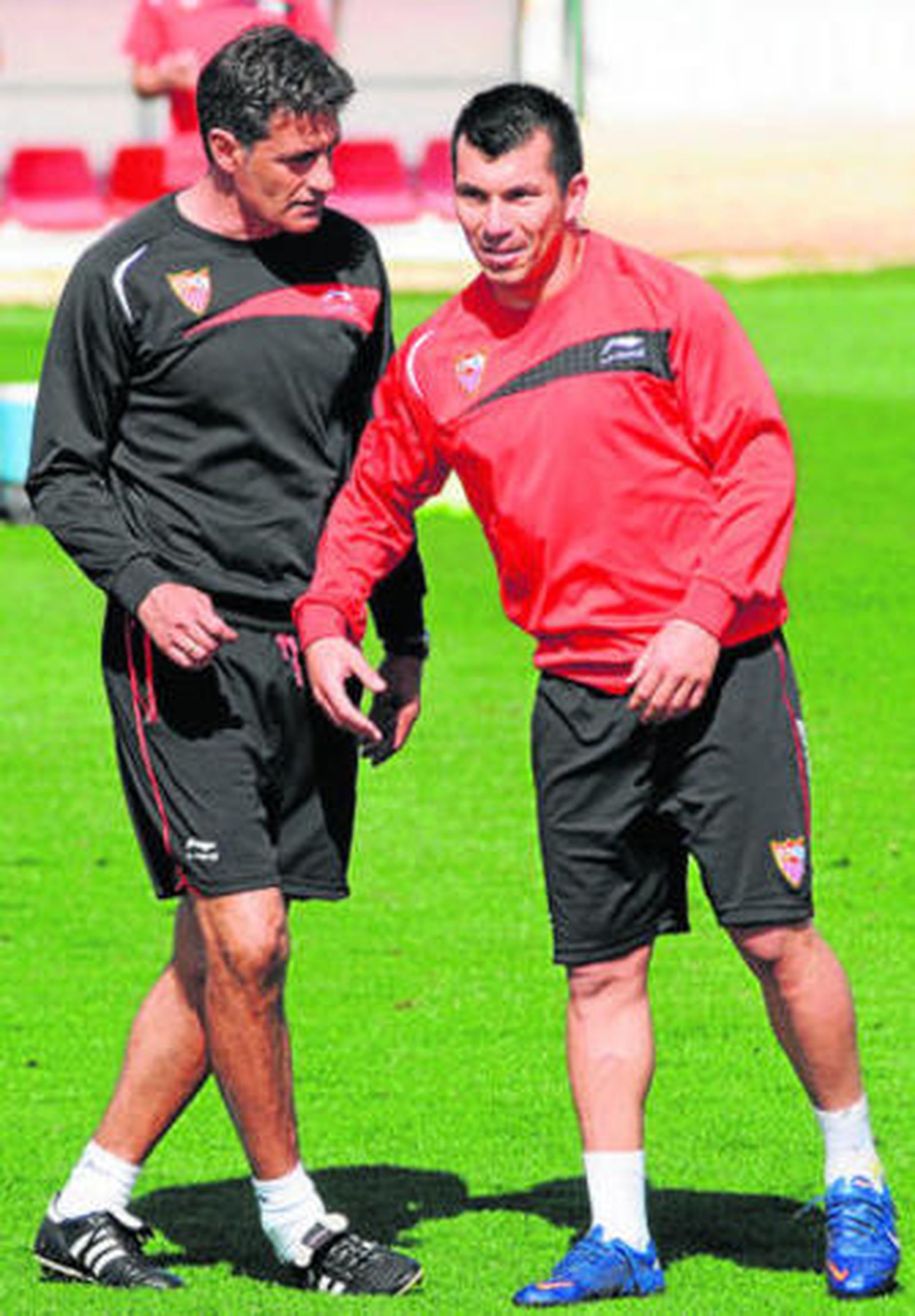 Míchel realiza un gesto para motivar a Medel en un receso del entrenamiento.