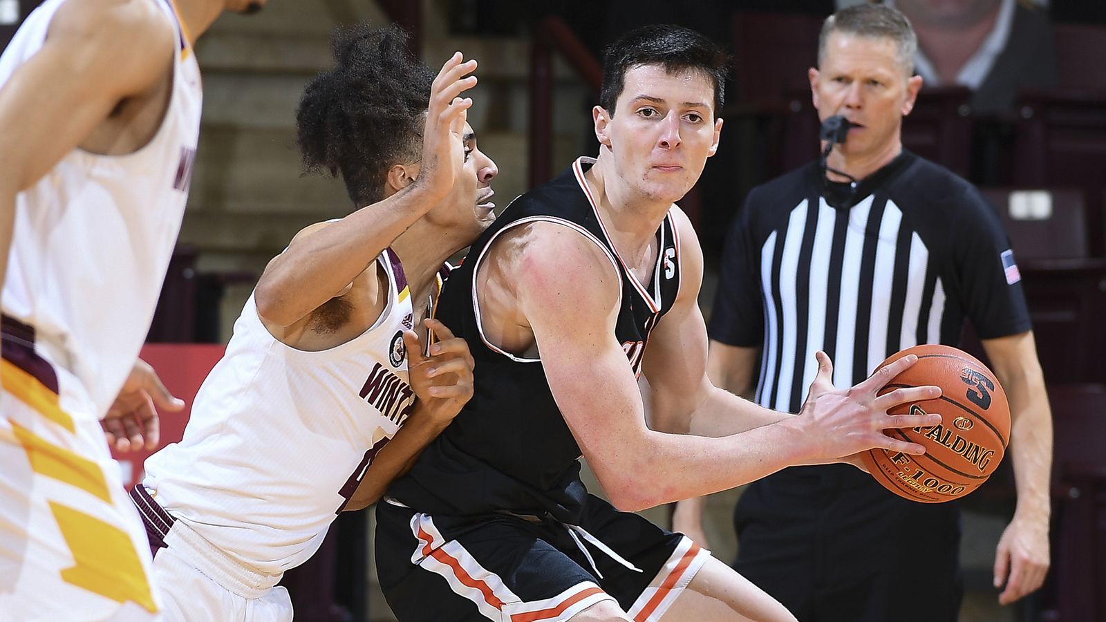 Jesús Carralero bota el balón.