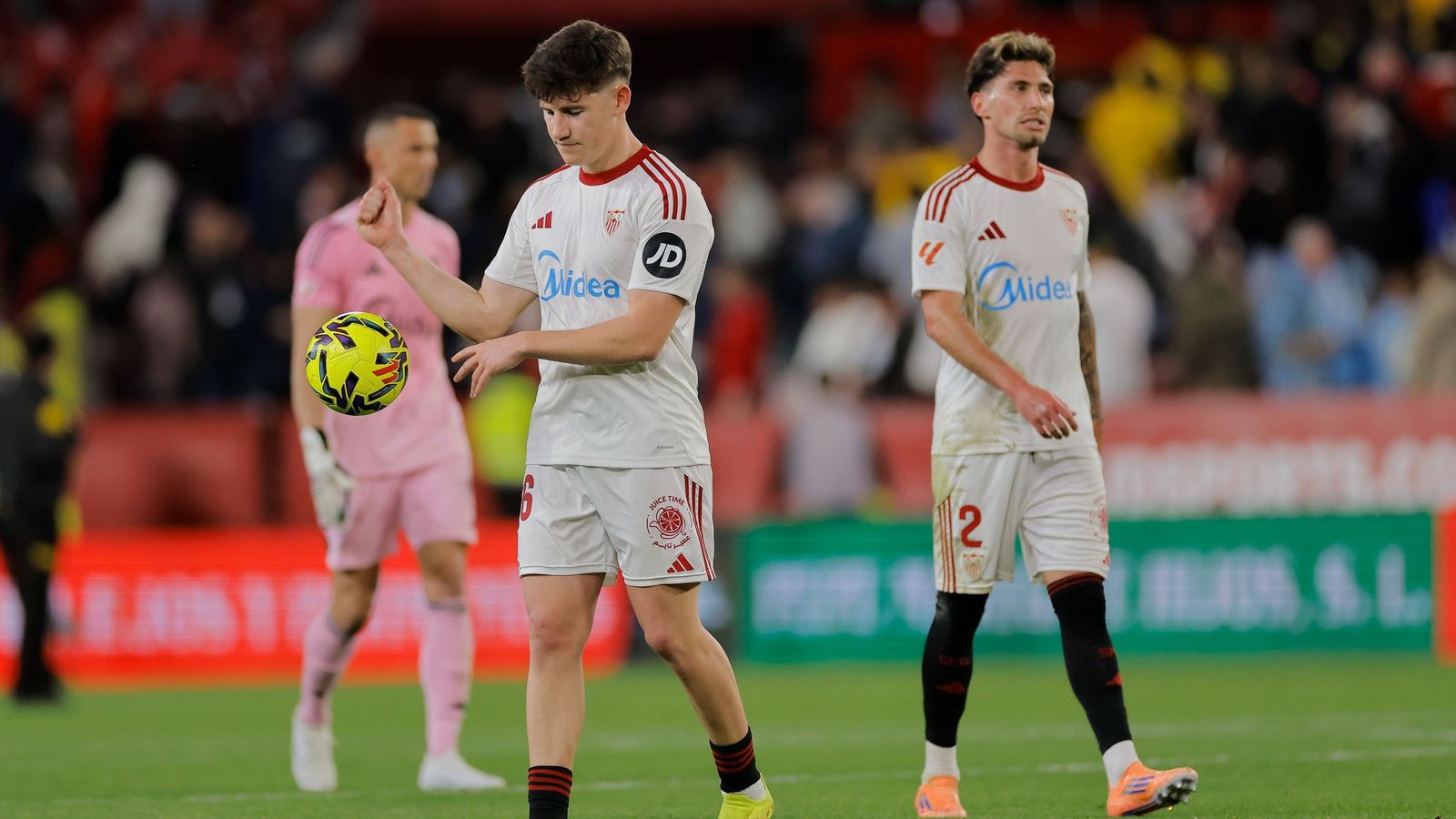 Oso y José Ángel Carmona cabizbajos tras el empate del Sevilla ante el Rayo.